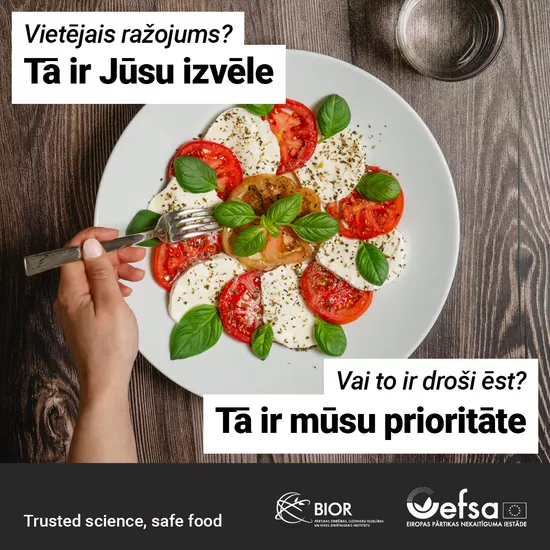 Caprese salāti ar mocarellas tomātiem un bazilika lapiņām