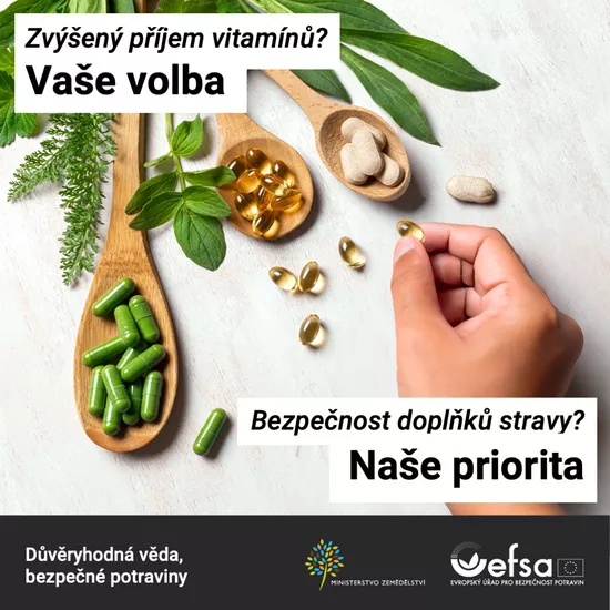 pilulky a dřevěné lžičky