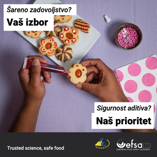 ruke ukrašavaju kolačiće