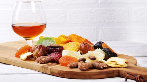 wooden platter with Whisky 